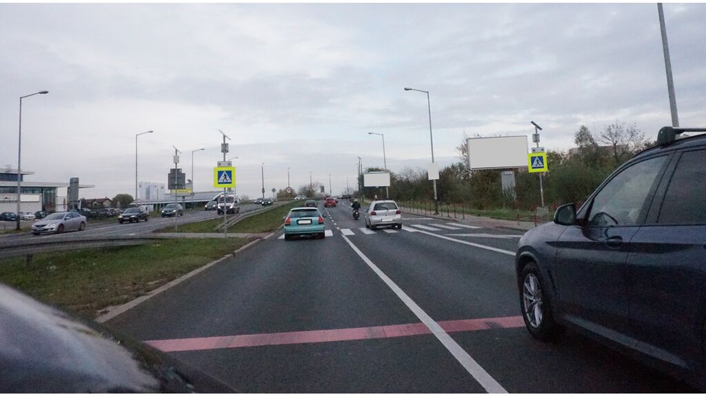 Czy w przedstawionej sytuacji, bezpośrednio przed przejściem dla pieszych, wolno Ci wyprzedzić pojazd jadący sąsiednim pasem ruchu?