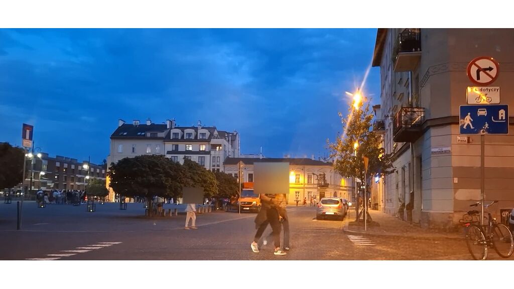 Czy w tej sytuacji widząc pieszych idących po jezdni możesz użyć sygnału dźwiękowego ?