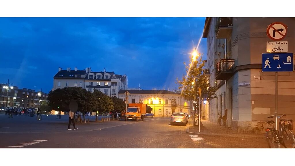 Czy w tej sytuacji widząc wchodzącego z lewej strony na jezdnię pieszego  powinieneś mieć świadomość, że to on ma pierwszeństwo?