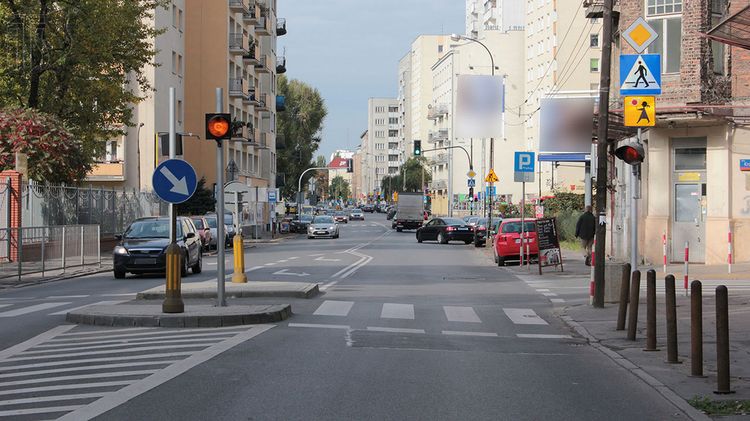 Czy na widocznym po lewej stronie znaku poziomym między pasami ruchu możesz zatrzymać pojazd?