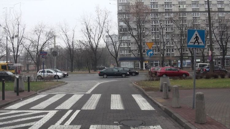 Czy na znaku poziomym po lewej stronie za przejściem dla pieszych możesz zatrzymać pojazd?
