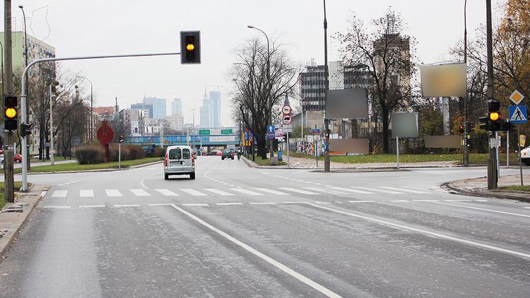 Czy żółty sygnał migający na skrzyżowaniu uchyla zasady pierwszeństwa wskazane znakami drogowymi?