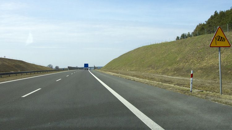 O jakich podmuchach wiatru ostrzega ten znak?