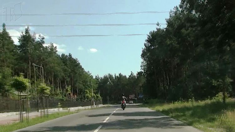 Jaki minimalny odstęp powinieneś zachować podczas wyprzedzania widocznego pojazdu?