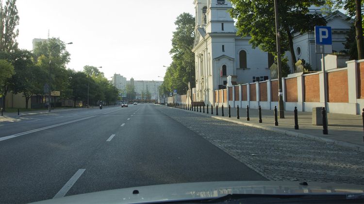 Które z wymienionych ustawień samochodu osobowego jest dozwolone na jezdni za widocznym znakiem?