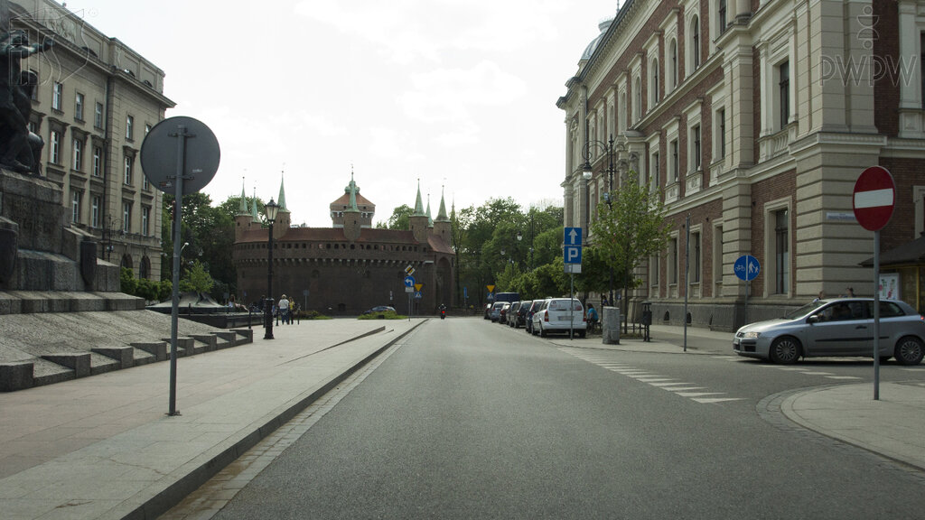 Czy w tej sytuacji wolno Ci skręcić w prawo w widoczną drogę?