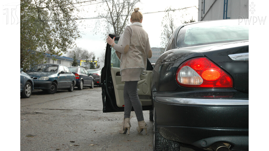 Czy dozwolone jest oddalanie się od pojazdu, gdy jego silnik jest w ruchu?