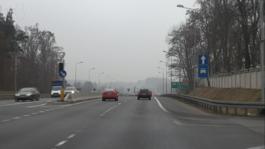 Czy cofanie pojazdem na drodze ekspresowej jest zabronione?