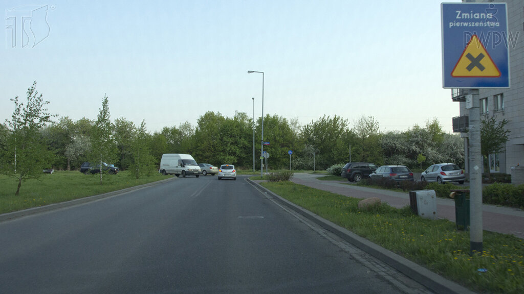 Czy w tej sytuacji jesteś uprzedzany o zbliżaniu się do skrzyżowania, na którym pierwszeństwo nie jest określone znakami?