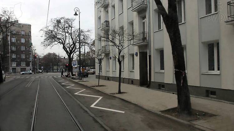 Czy widoczny na jezdni znak - linia łamana - wyznacza miejsce parkingowe dla niepełnosprawnych?