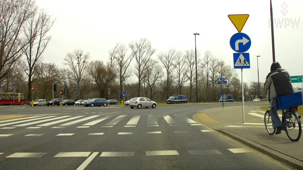 Czy w tej sytuacji powinieneś wziąć pod uwagę, że rowerzysta może wjechać na jezdnię?