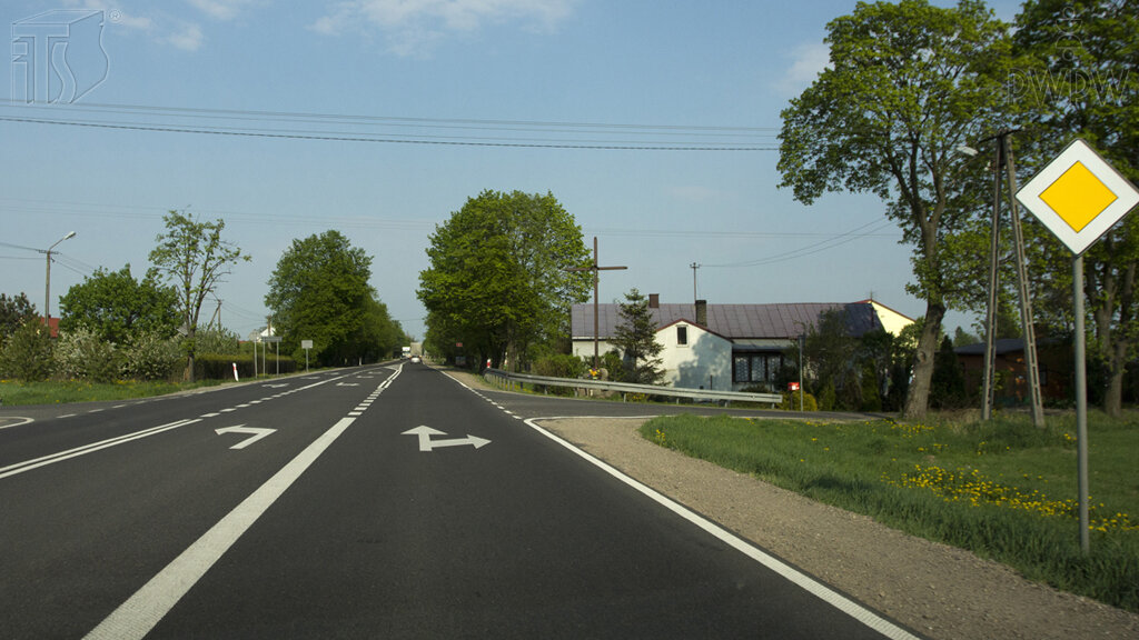 Czy jadąc na wprost będziesz poruszał się drogą z pierwszeństwem?