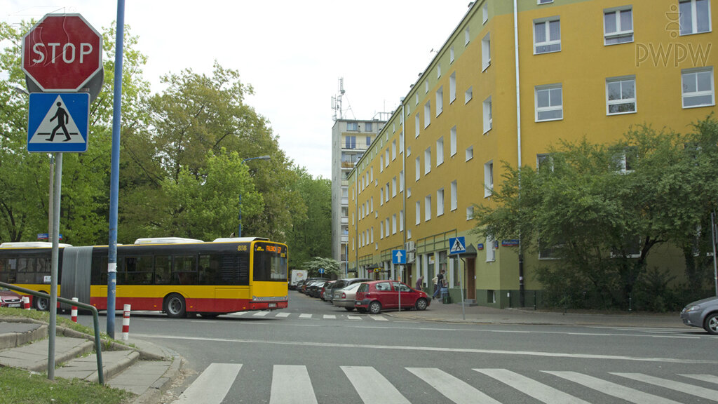 Czy w tej sytuacji wolno Ci wjechać na skrzyżowanie bez zatrzymania pojazdu przed widoczną linią ciągłą?