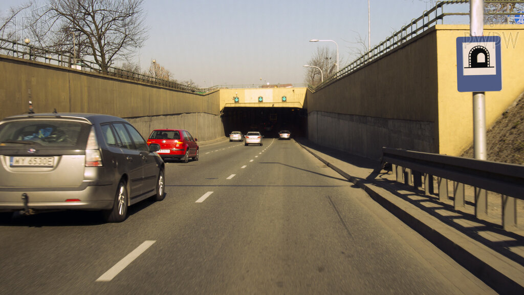 Chcesz wysadzić pasażera. Czy za tym znakiem możesz się zatrzymać w dowolnym miejscu przy prawej krawędzi jezdni?
