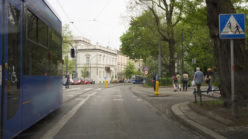Czy w tej sytuacji musisz przewidywać, że zza tramwaju wyjedzie rowerzysta?