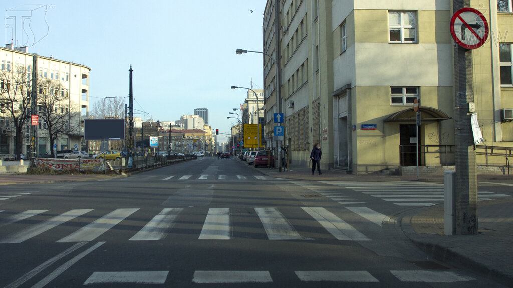 Czy w przedstawionej sytuacji wolno Ci skręcić w prawo w najbliższą jezdnię?