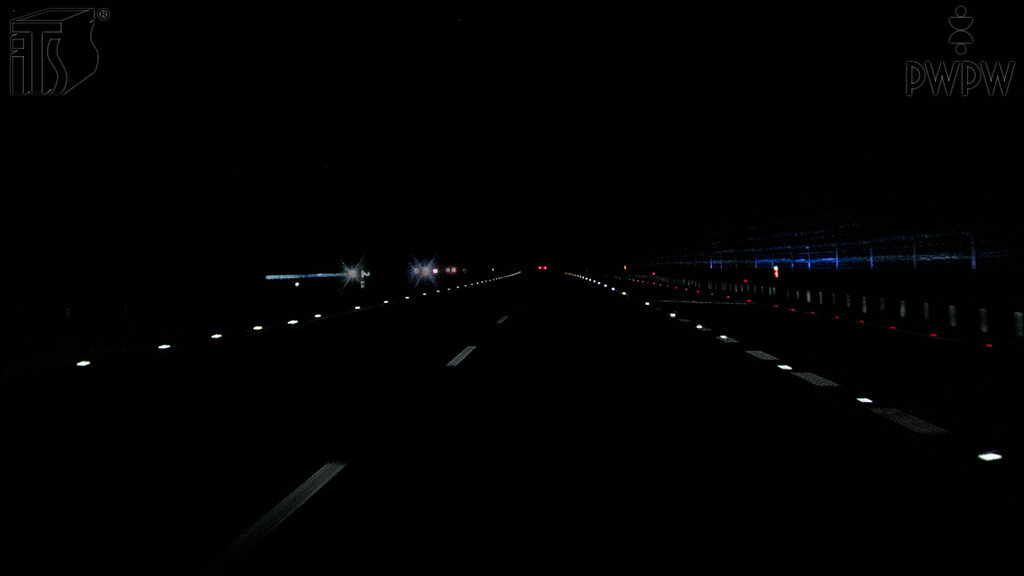 Czy w tej sytuacji, umieszczone po prawej stronie jezdni punktowe elementy odblaskowe barwy białej informują Cię o krawędzi jezdni?