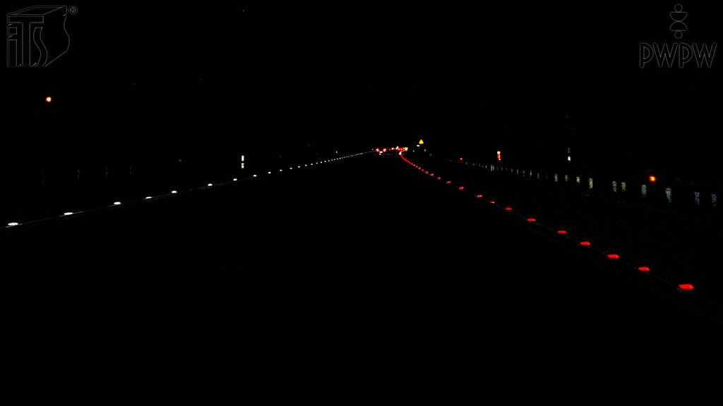 Czy widoczna linia złożona z białych punktowych elementów odblaskowych wyznacza lewą krawędź jezdni?