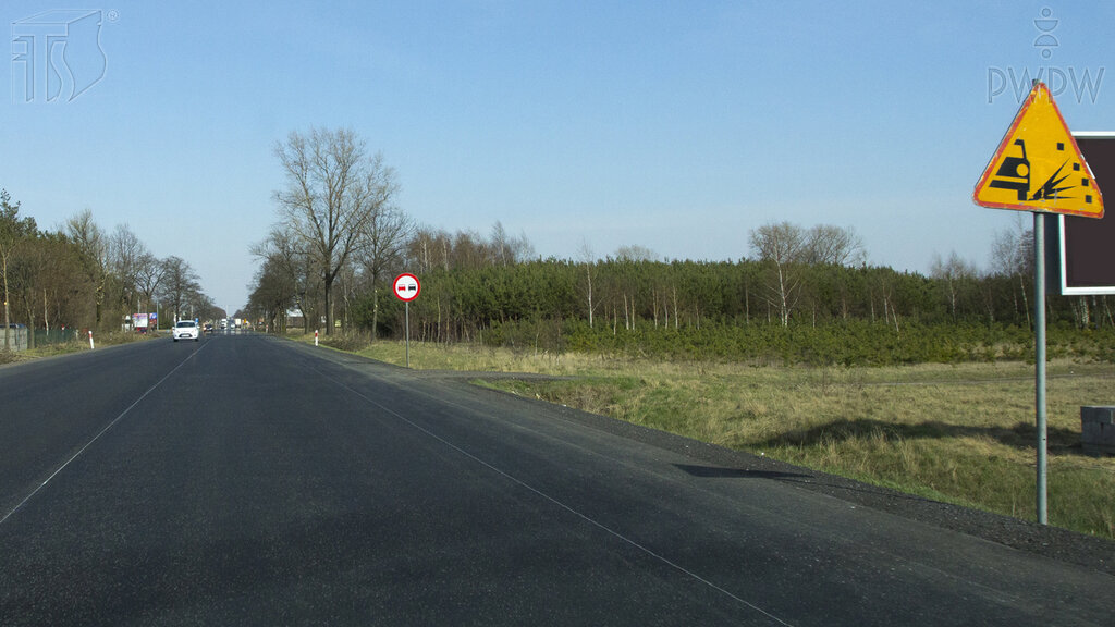 Czy w przedstawionej sytuacji jesteś ostrzegany o drodze pokrytej żwirem, który może być wyrzucany spod kół jadących pojazdów?