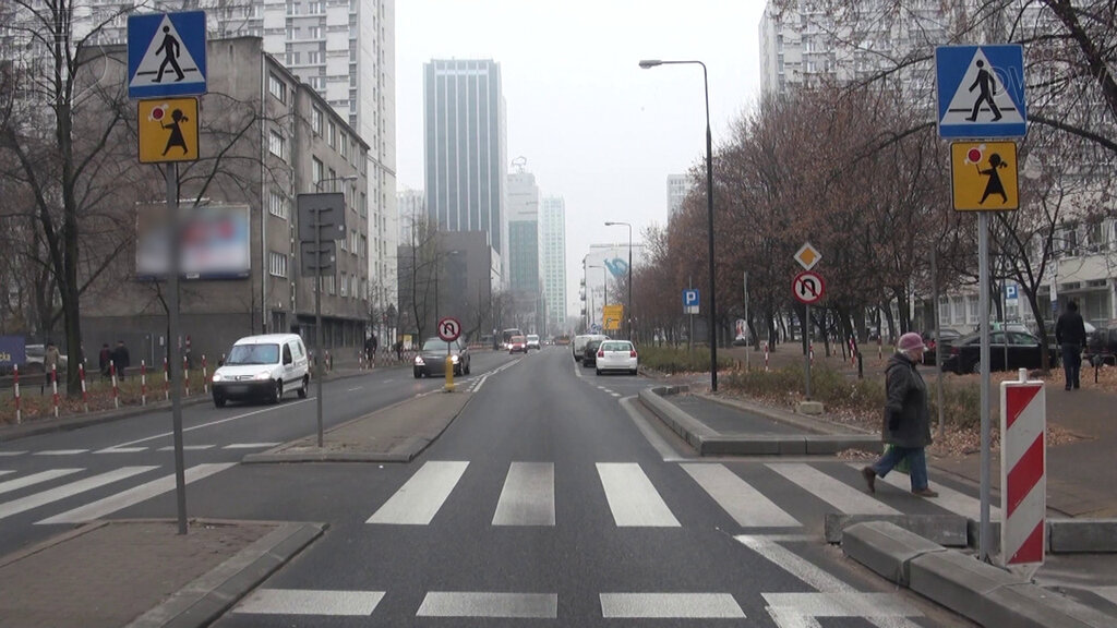 Czy przerywana linia przed przejściem dla pieszych oznacza miejsce warunkowego zatrzymania?