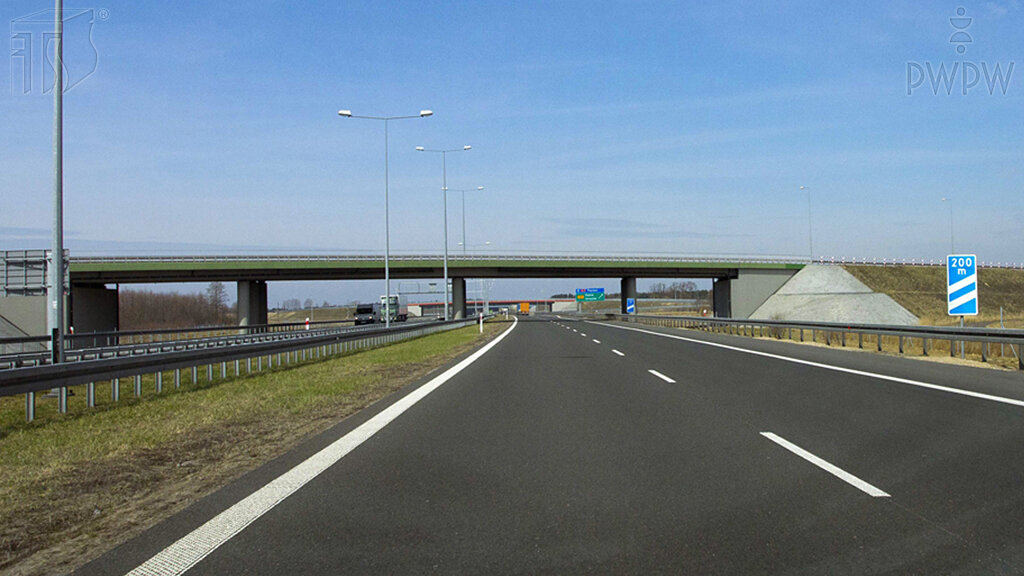 Czy w tej sytuacji, jeżeli zamierzasz zjechać z autostrady, powinieneś przystąpić do zmiany pasa ruchu?