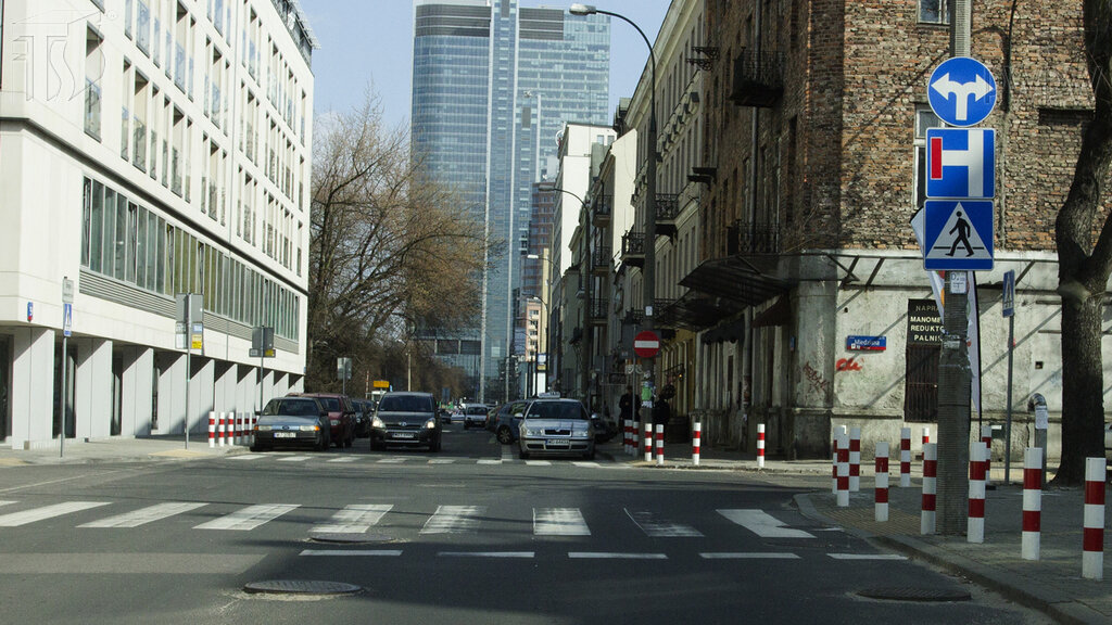 Czy w przedstawionej sytuacji masz obowiązek skręcić wyłącznie w prawo?