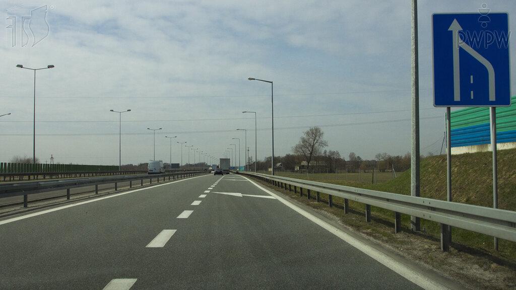 Czy masz obowiązek ustąpić pierwszeństwa pojazdom jadącym lewym pasem, na który zamierzasz wjechać?