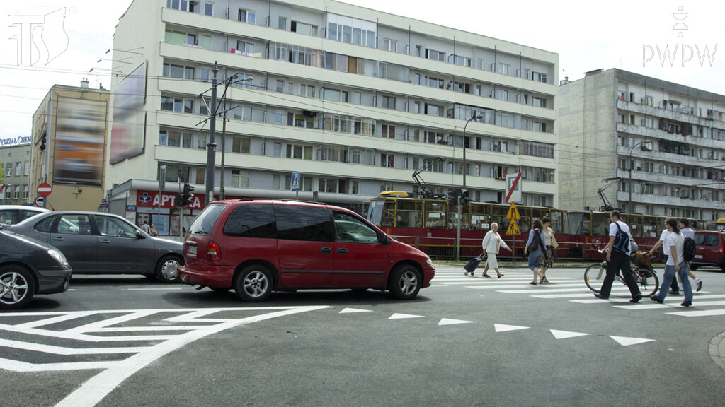 Czy widoczna na jezdni linia, złożona z trójkątów, wyznacza miejsce warunkowego zatrzymania się w celu ustąpienia pierwszeństwa?