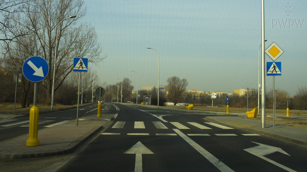 Czy w tej sytuacji masz obowiązek zmniejszyć prędkość pojazdu, gdy na drodze nie ma pieszych?