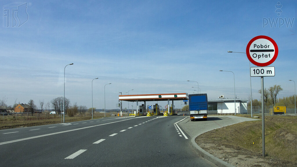 Czy umieszczona pod widocznym znakiem zakazu tabliczka wskazuje odległość od miejsca, w którym ten zakaz obowiązuje?