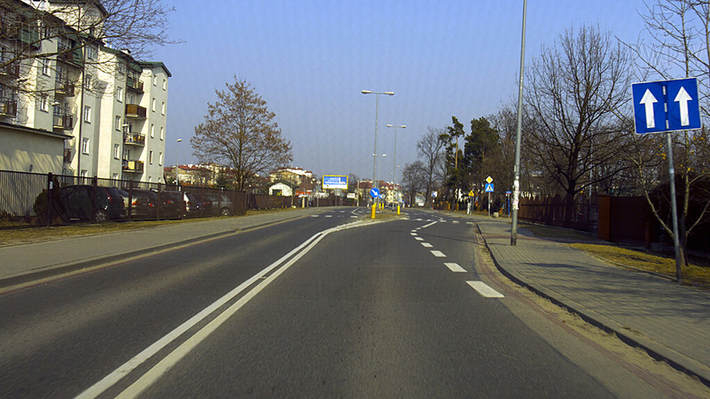 Czy masz obowiązek sygnalizować zamiar zmiany pasa ruchu, jeśli w tej sytuacji jedziesz przy prawej krawędzi jezdni?