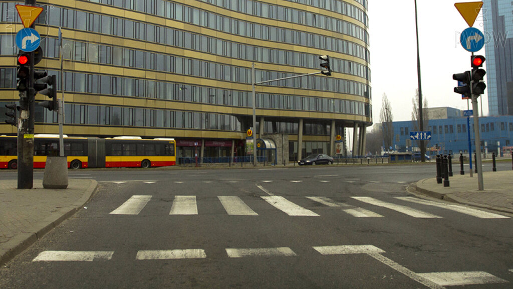 Czy w tej sytuacji masz obowiązek sygnalizować zamiar skrętu w prawo?