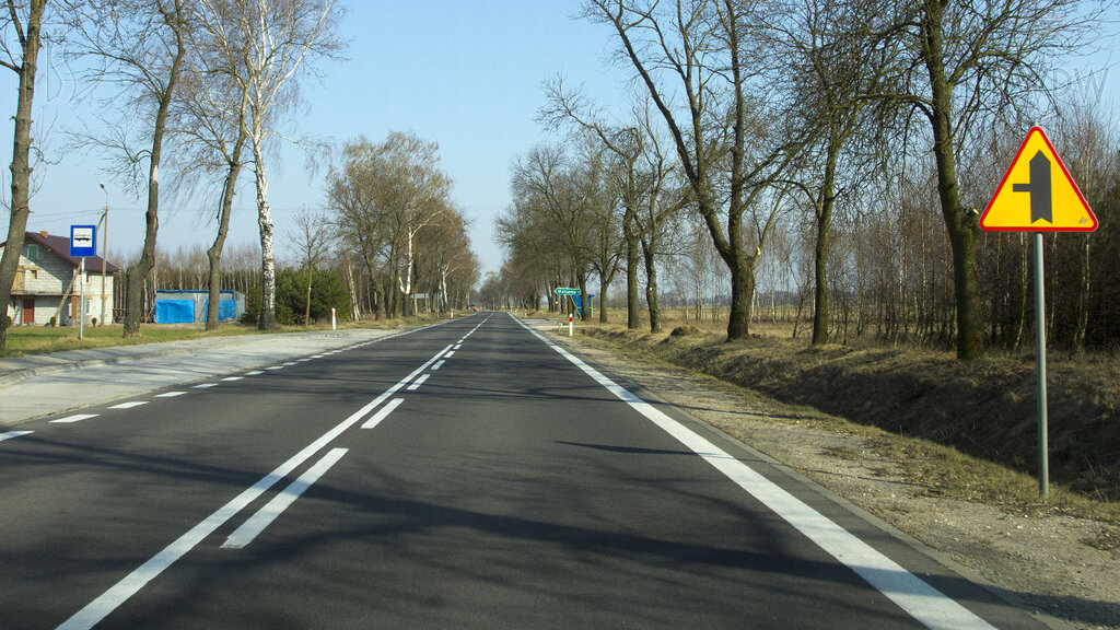 Czy bezpośrednio za tym znakiem masz prawo zatrzymać pojazd na poboczu, jeżeli nie utrudni to ruchu innych pojazdów?