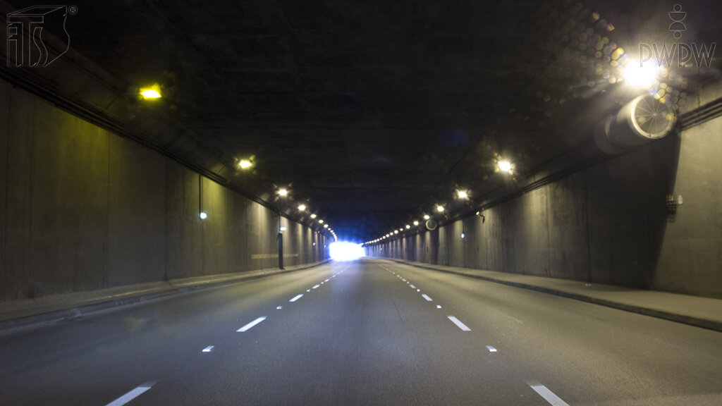 Czy w tej sytuacji możesz jechać na wprost dowolnym pasem ruchu, gdy w tunelu nie ma innych pojazdów?