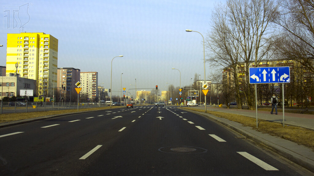 Czy w tej sytuacji, zamierzając skręcić w prawo, powinieneś jechać dalej zajmowanym pasem ruchu i zmienić go bezpośrednio przed skrzyżowaniem?