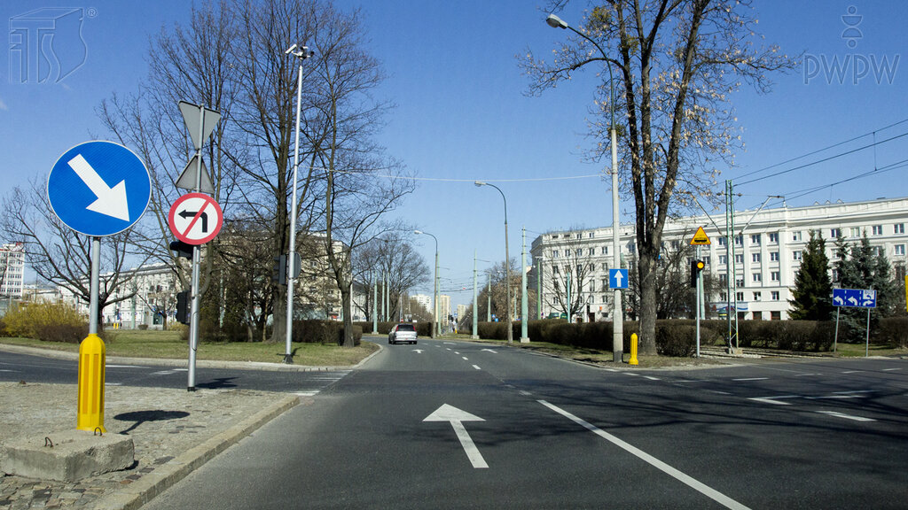 Czy ten znak zakazu umieszczony w obrębie skrzyżowania dotyczy tylko jezdni, przy której jest ustawiony?