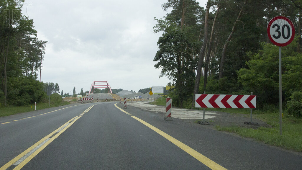 Czy w przedstawionej sytuacji zakaz wyrażony znakiem obowiązuje od miejsca jego ustawienia?