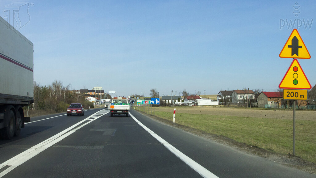 Czy w przedstawionej sytuacji jesteś ostrzegany o skrzyżowaniu, na którym ruch jest kierowany za pomocą sygnalizacji świetlnej?