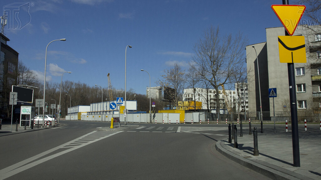 Czy tabliczka umieszczona pod znakiem wskazuje rzeczywisty przebieg drogi z pierwszeństwem przejazdu?