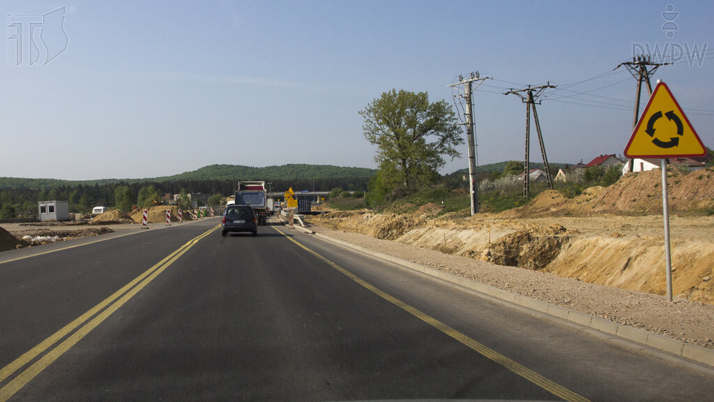 Czy w przedstawionej sytuacji jesteś ostrzegany o skrzyżowaniu, na którym ruch odbywa się dookoła wyspy lub placu, w kierunku wskazanym na znaku?