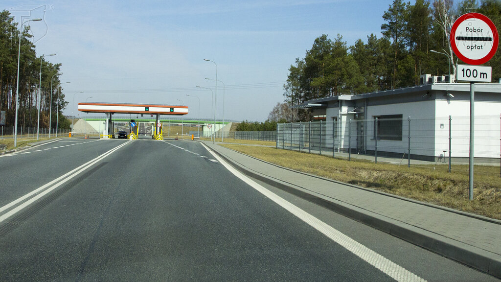 Czy w przedstawionej sytuacji umieszczona pod znakiem tabliczka wskazuje odległość znaku od miejsca, w którym masz obowiązek zatrzymania się?