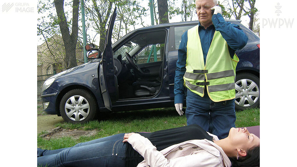 Który sposób uciskania klatki piersiowej jest właściwy, gdy wykonujesz masaż serca osoby dorosłej?