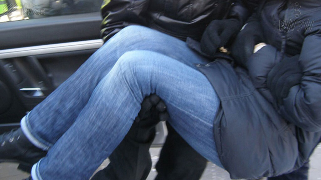 W której z wymienionych sytuacji powinieneś zdecydować się na wydostanie rannego z rozbitego pojazdu przed przybyciem służb ratowniczych, jeśli masz podstawy sądzić, że doznał on urazu kręgosłupa?