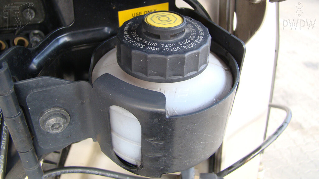 W jakiej sytuacji masz obowiązek sprawdzić poziom płynu hamulcowego?