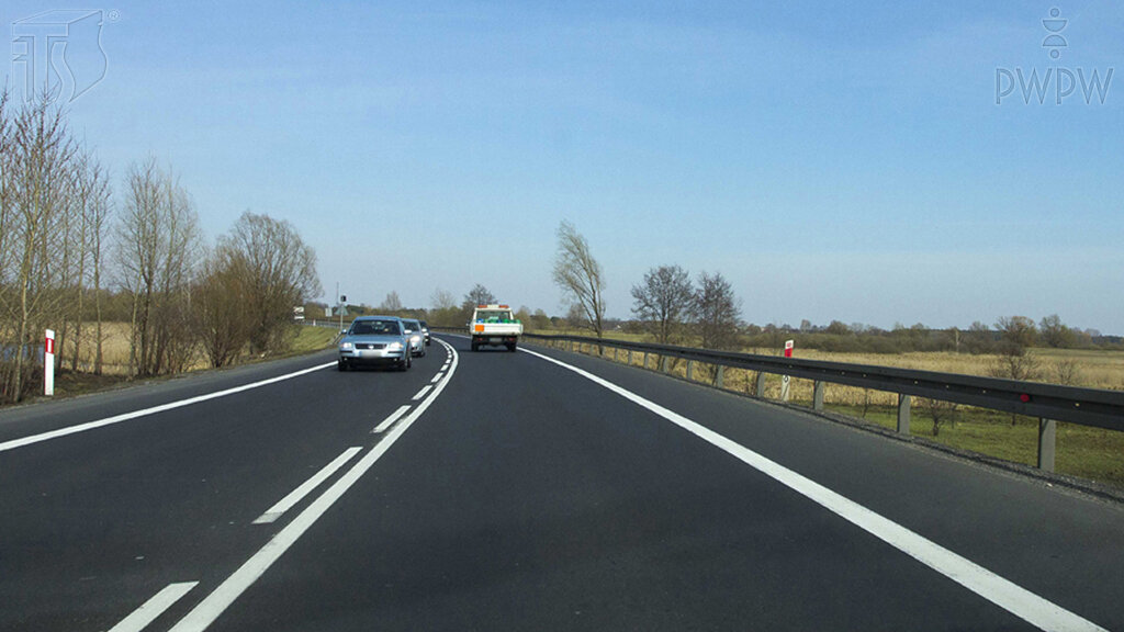 Jedziesz z prędkością 90 km/h. Jaka pozycja początkowa zapewni Ci optymalny tor jazdy po zakręcie?