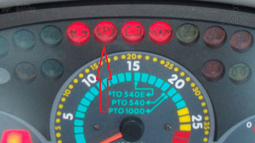 O czym informuje świecąca się lampka kontrolna, wskazana na zdjęciu czerwoną strzałką?