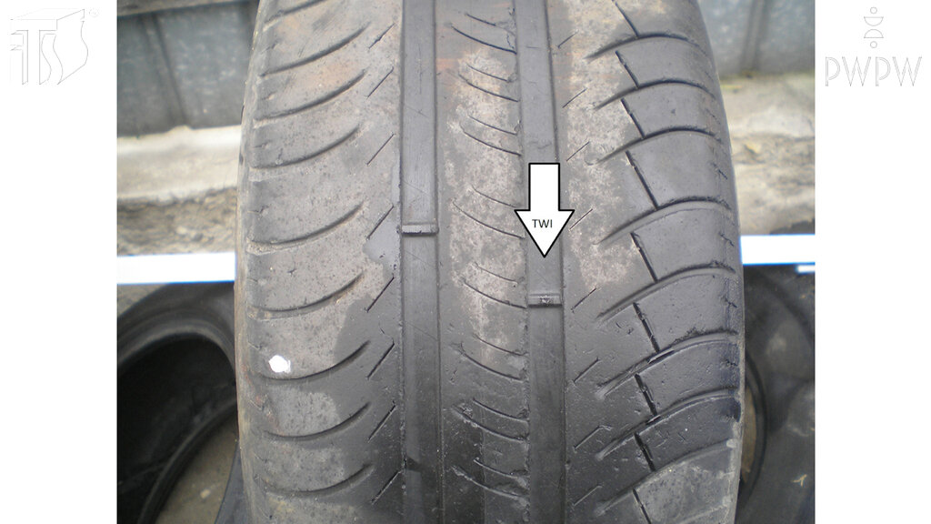 Jakie mogą być konsekwencje użytkowania opon z nadmiernie zużytym bieżnikiem, podczas hamowania na mokrej nawierzchni?