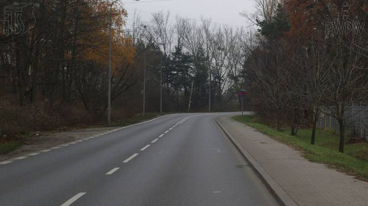 W jaki sposób będziesz przeciwdziałać sile odśrodkowej podczas skręcania czterokołowcem w prawo?
