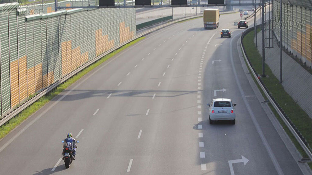 Czego powinieneś się spodziewać wyjeżdżasz motocyklem zza ekranu akustycznego, który kończy się z lewej strony drogi?