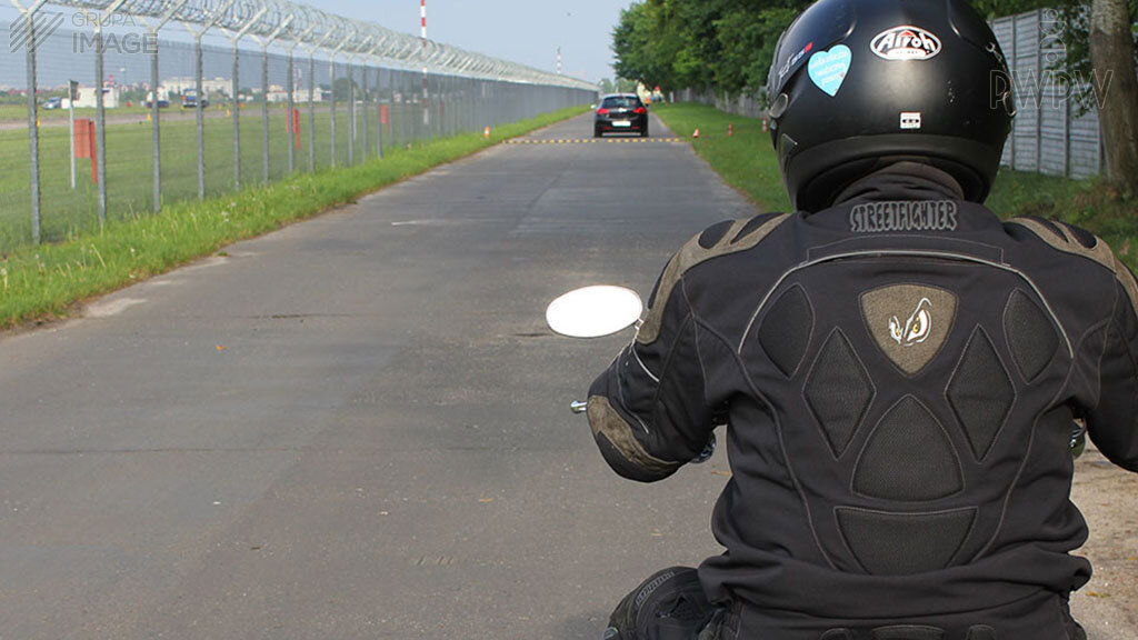 Który z wymienionych czynników może ograniczać Twoje pole widzenia drogi, gdy kierujesz motocyklem w ciągu dnia?